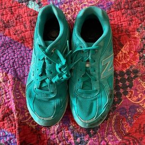 New balance tennis shoes